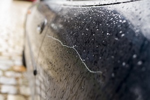 Effacer une rayure sur la carrosserie : soi-même ou faire appel à un carrossier à Namur ou à Charleroi