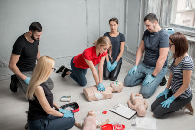 Groupe de personnes suivant une initiation aux premiers secours en Belgique