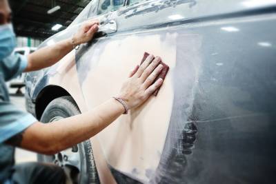 Carrossier réparant une voiture cabossée