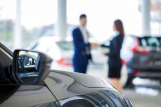 Un client est en train de choisir son futur véhicule de la marque Seat