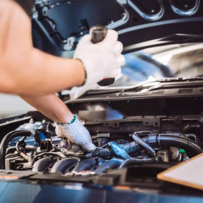 Mécanicien réalisant l'entretien d'un modèle Skoda