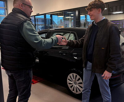 Remise des clés à un client au Garage Mazuin après un entretien de véhicule