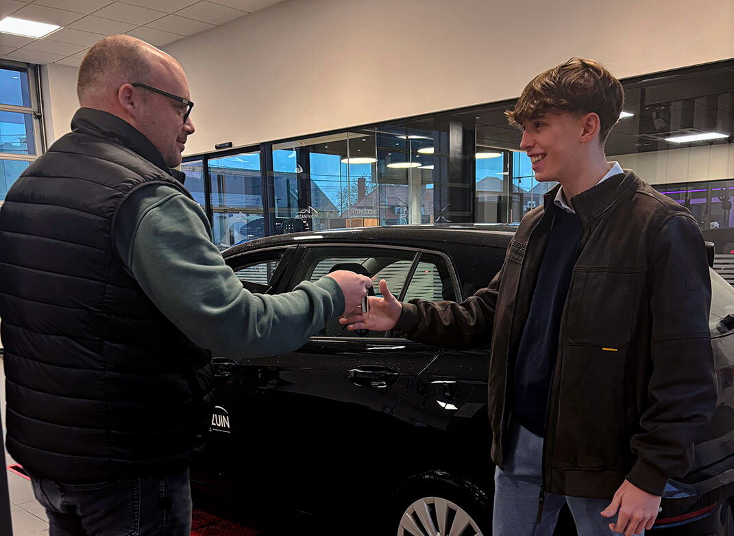Remise des clés à un client au Garage Mazuin après un entretien de véhicule