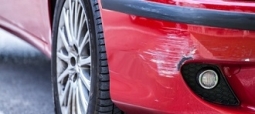 Griffe sur votre voiture : comment le polissage par un bon carrossier peut l’effacer
